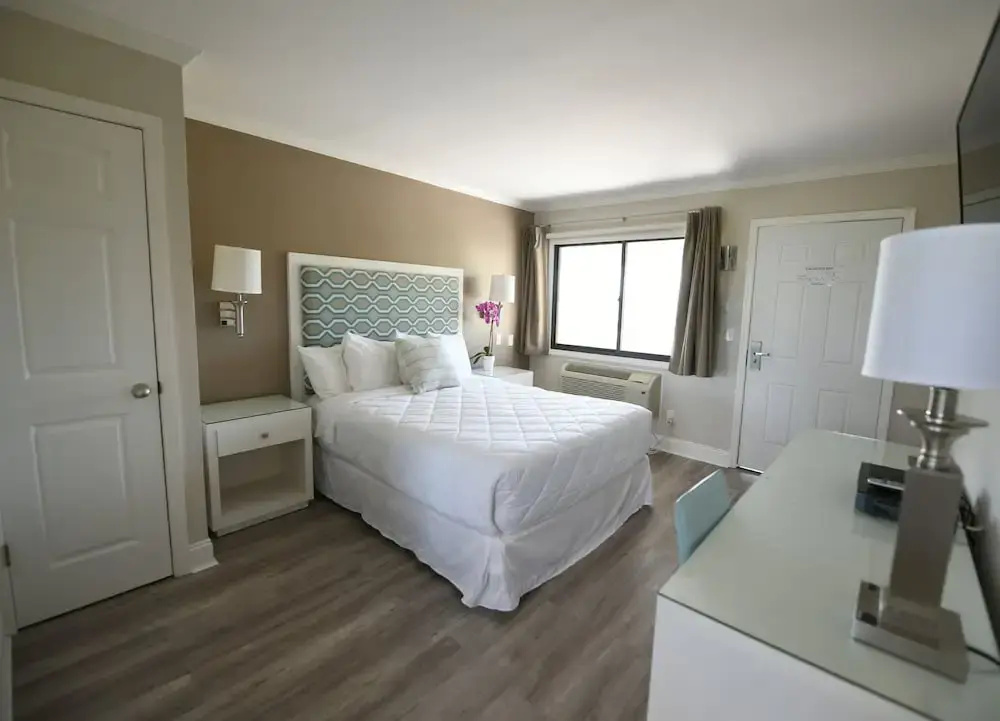 Standard Double room with water view (full double bed)