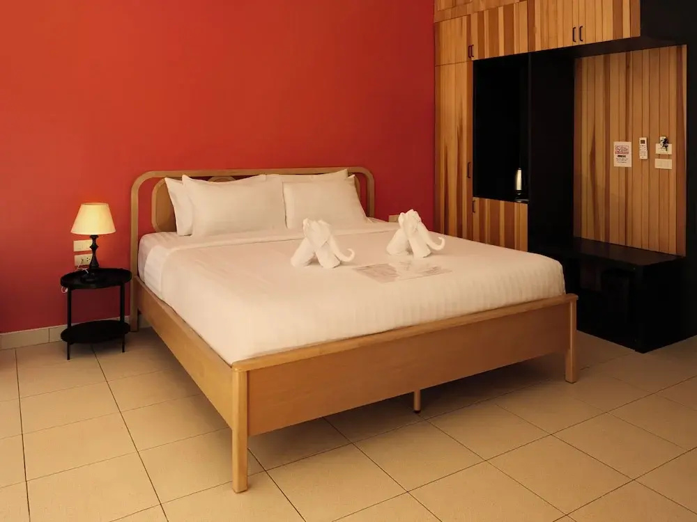 Deluxe Triple room with street view