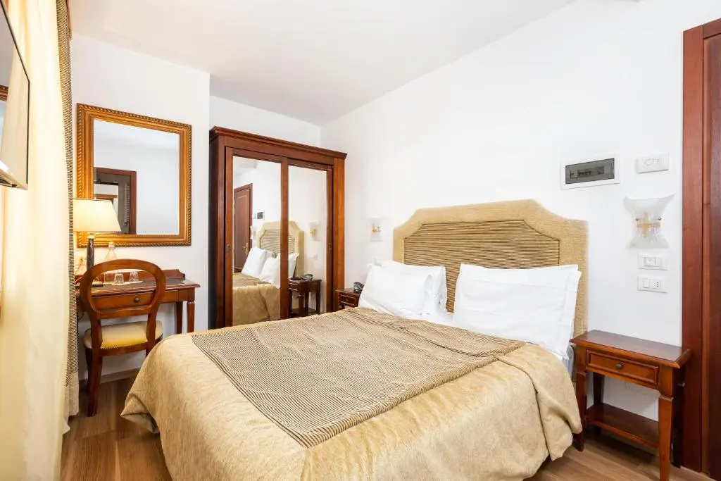 Classic Double room (full double bed)