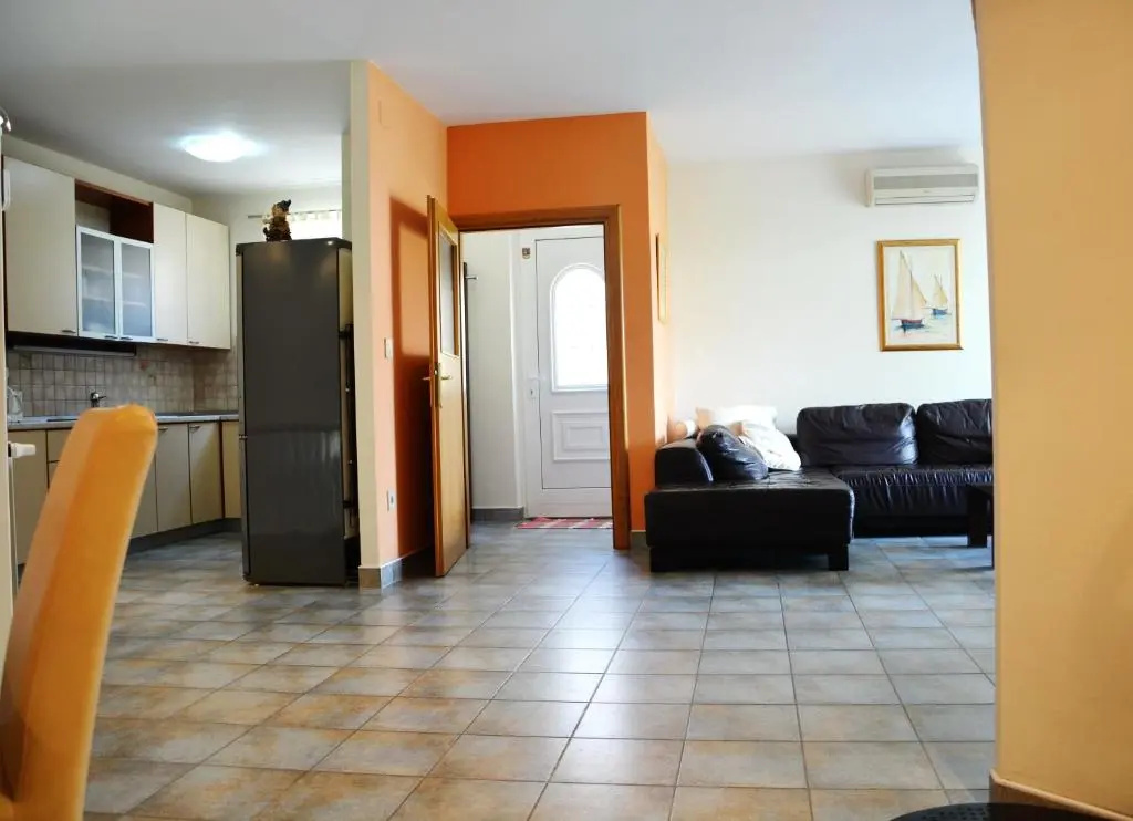 3 Bedrooms Apartment
