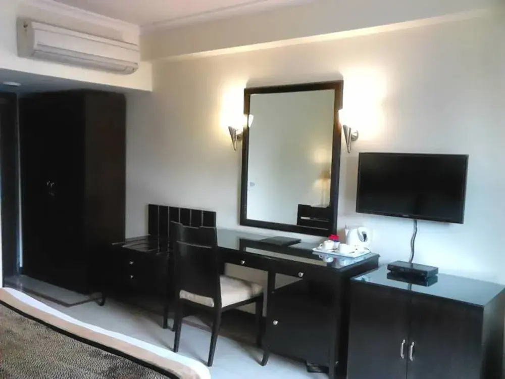 Hotel Bmk Grand By FabHotels - Général