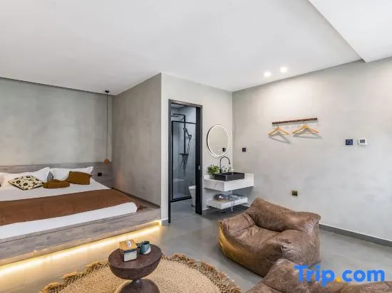5 Bedrooms Villa