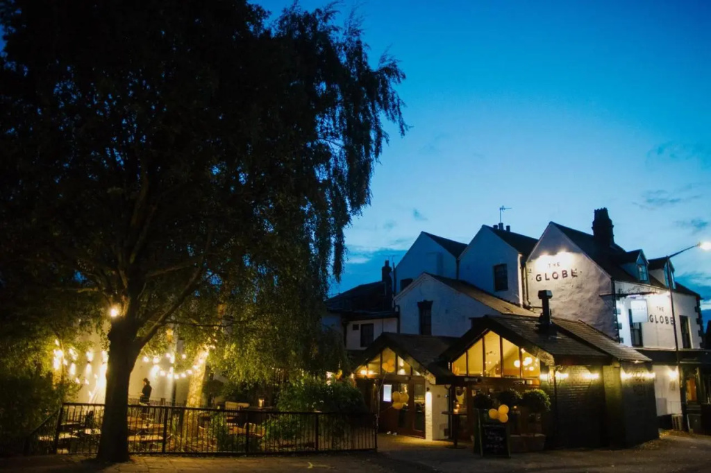 The Globe, Warwick, Warwickshire - Brunning & Price - Tap to explore photos