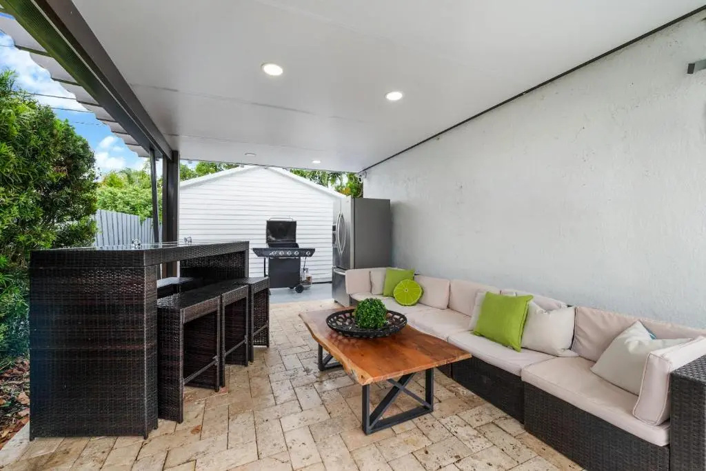 Lux House w/Heated Pool,Jacuzzi ,Basketball Court