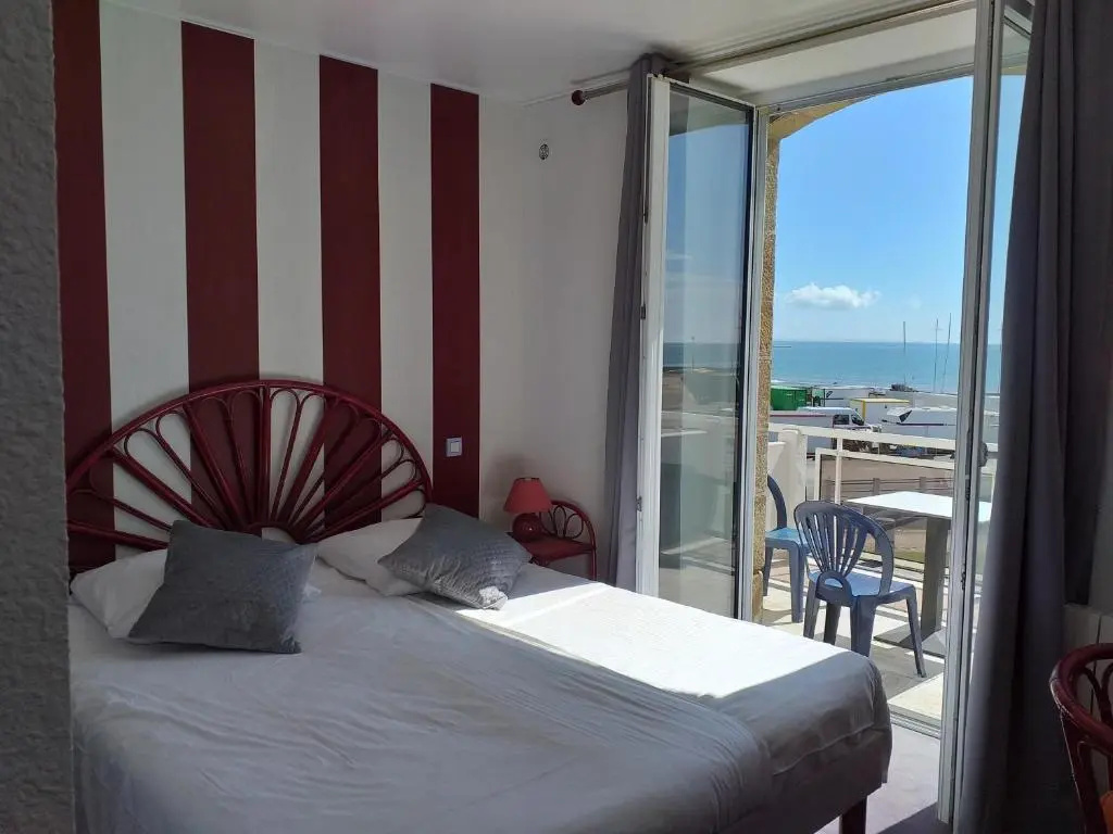 Standard Double room with sea view (full double bed)
