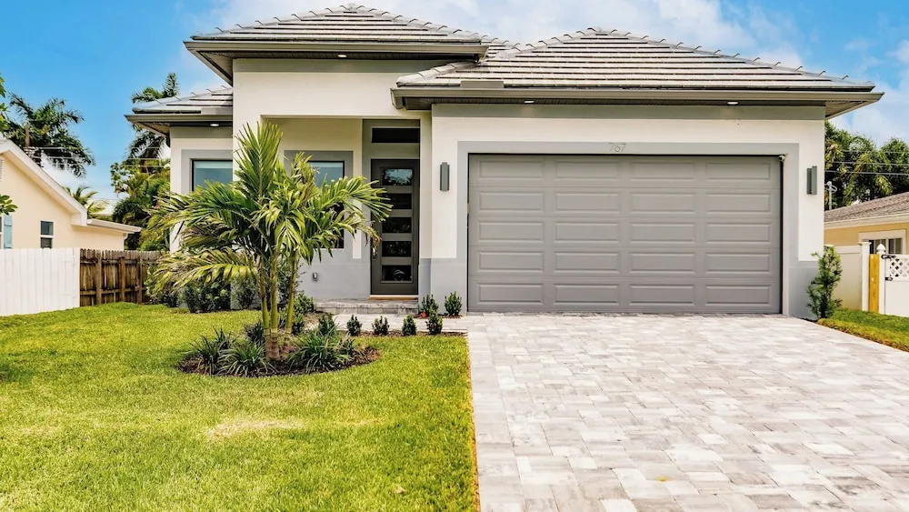 Coastal Sol by Avantstay Naples Park Retreat Pool + Outdoor Kitchen + Near Vanderbilt Beach