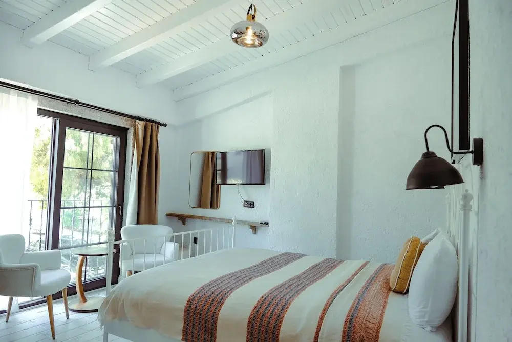 Standard room with pool view