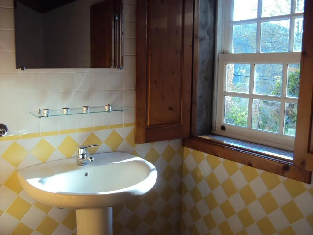 4 Bedrooms Cottage