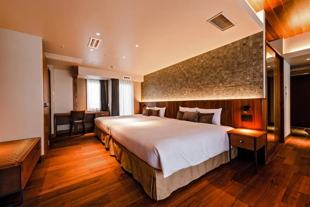 Suite with city view