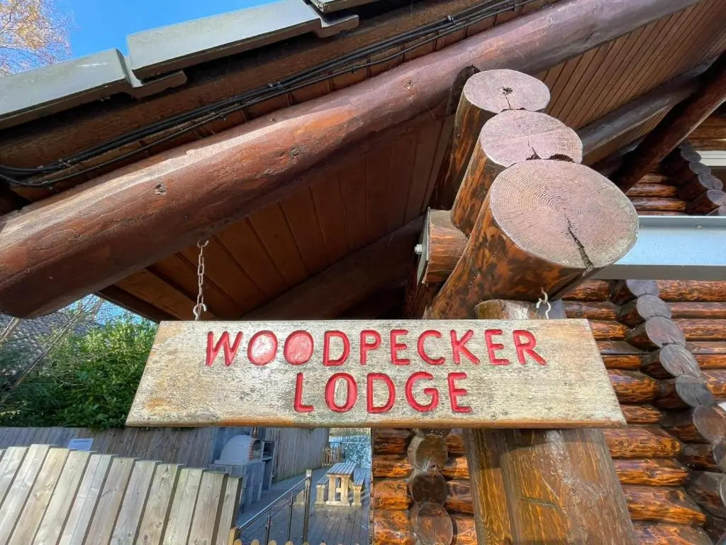 Woodpecker Log Cabin with hot tub, pizza oven bbq entertainment area, lakeside with private fishing peg situated at Tattershall Lakes