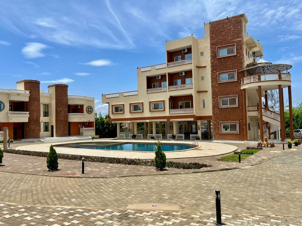 Sally Beach Hotel Yenne