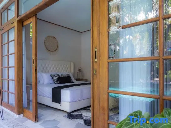 Standard room with pool view