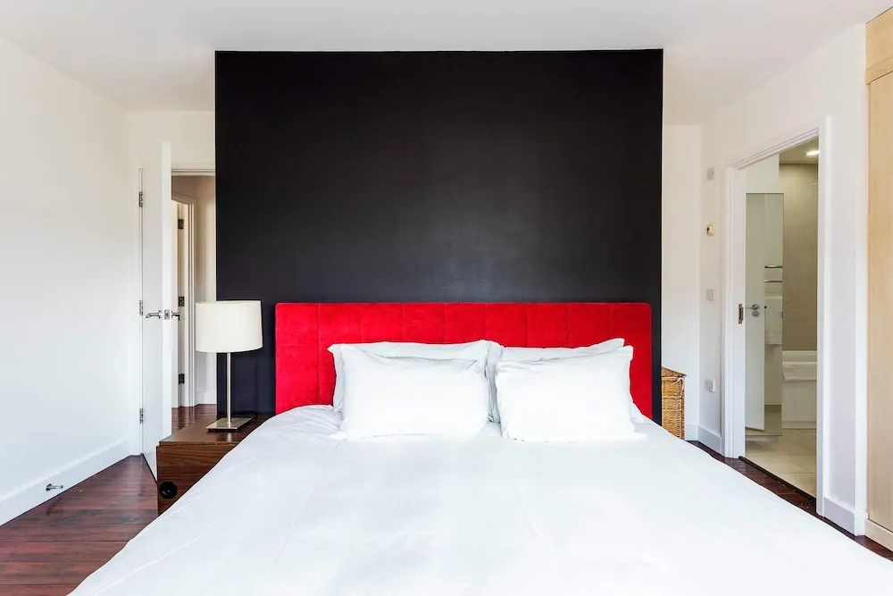 RAI - Modern Tower Hill Penthouse