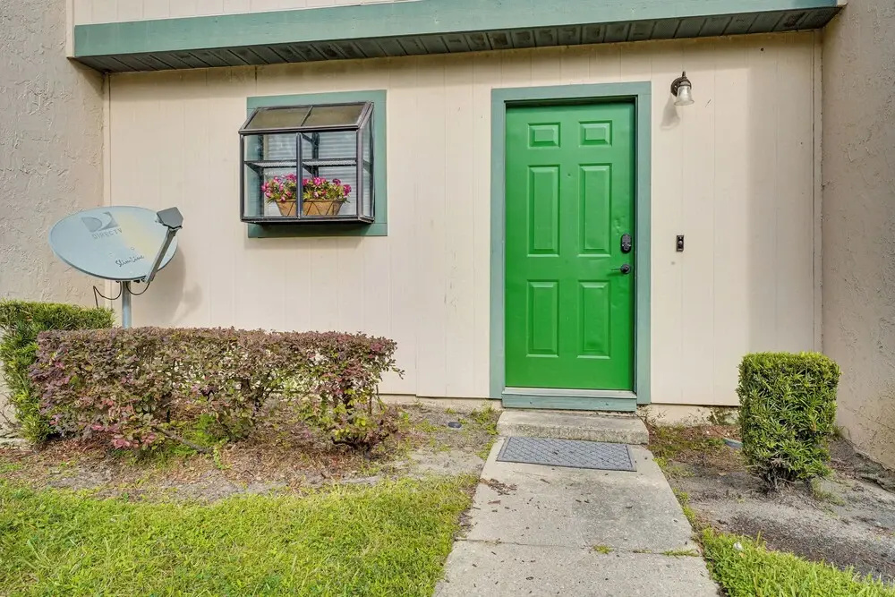 2 Mi to UF Campus: Modern Condo w/ Pool Access!