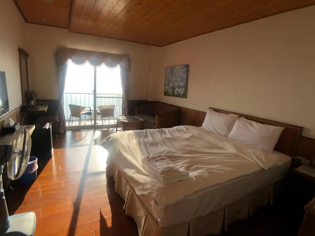 Standard Double room with lake view (full double bed)