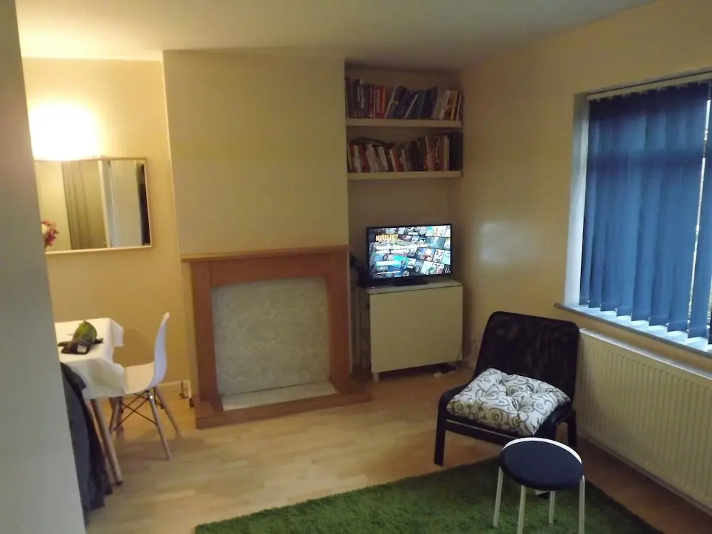 2 Bedrooms House
