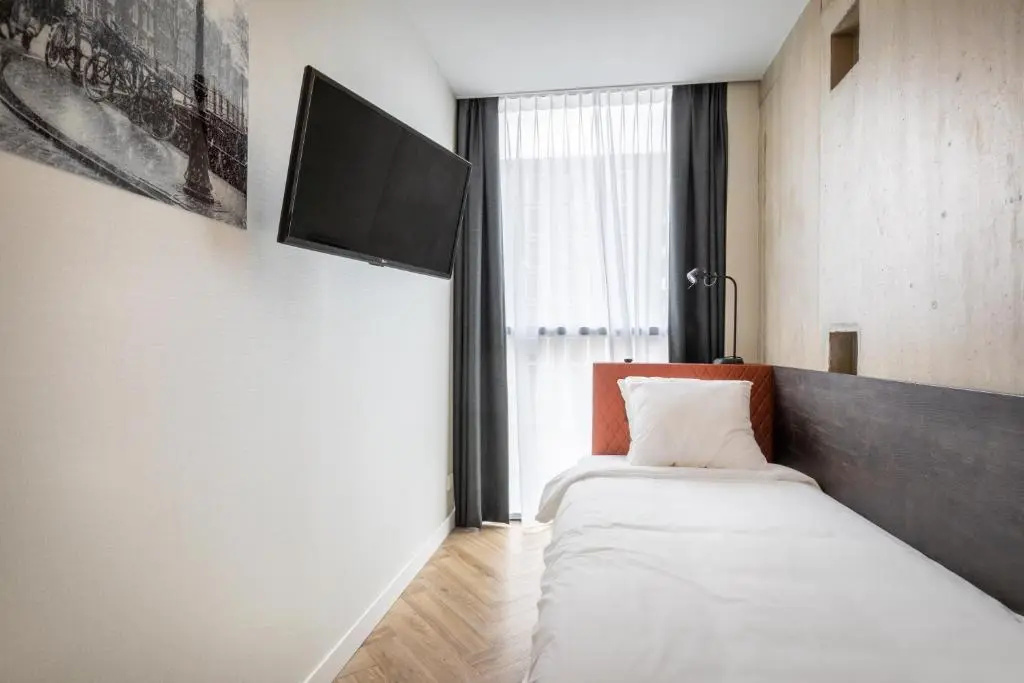 Window Is Not Guaranteed - Single room