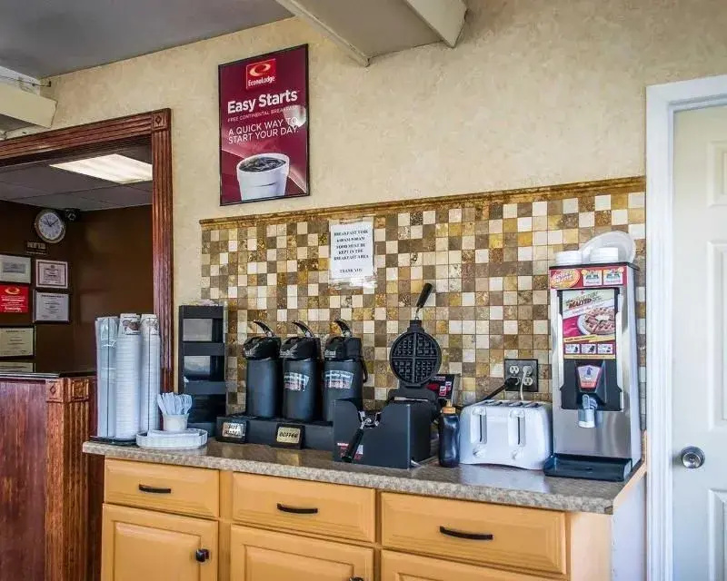 Econo Lodge Inn & Suites - фото 21