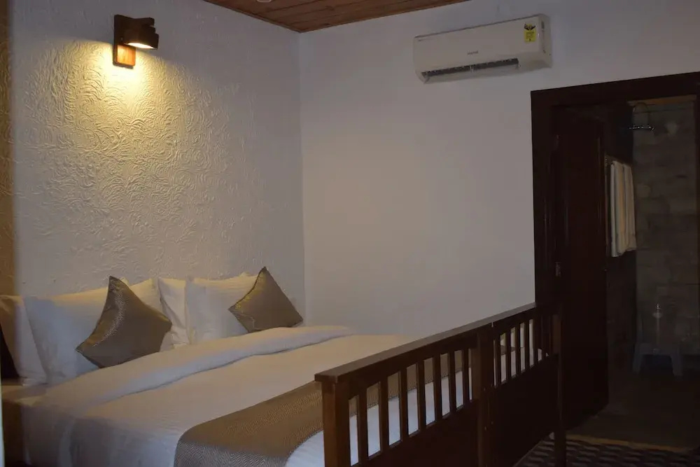 Deluxe Double room (full double bed)
