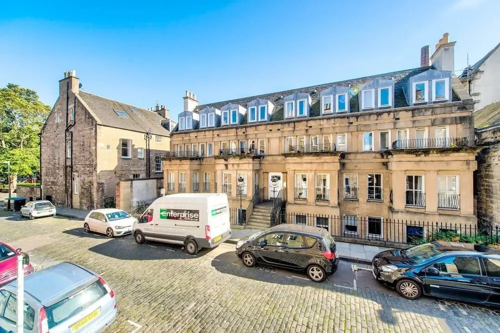 Heart of the City Aparment: Next to Waverley Station