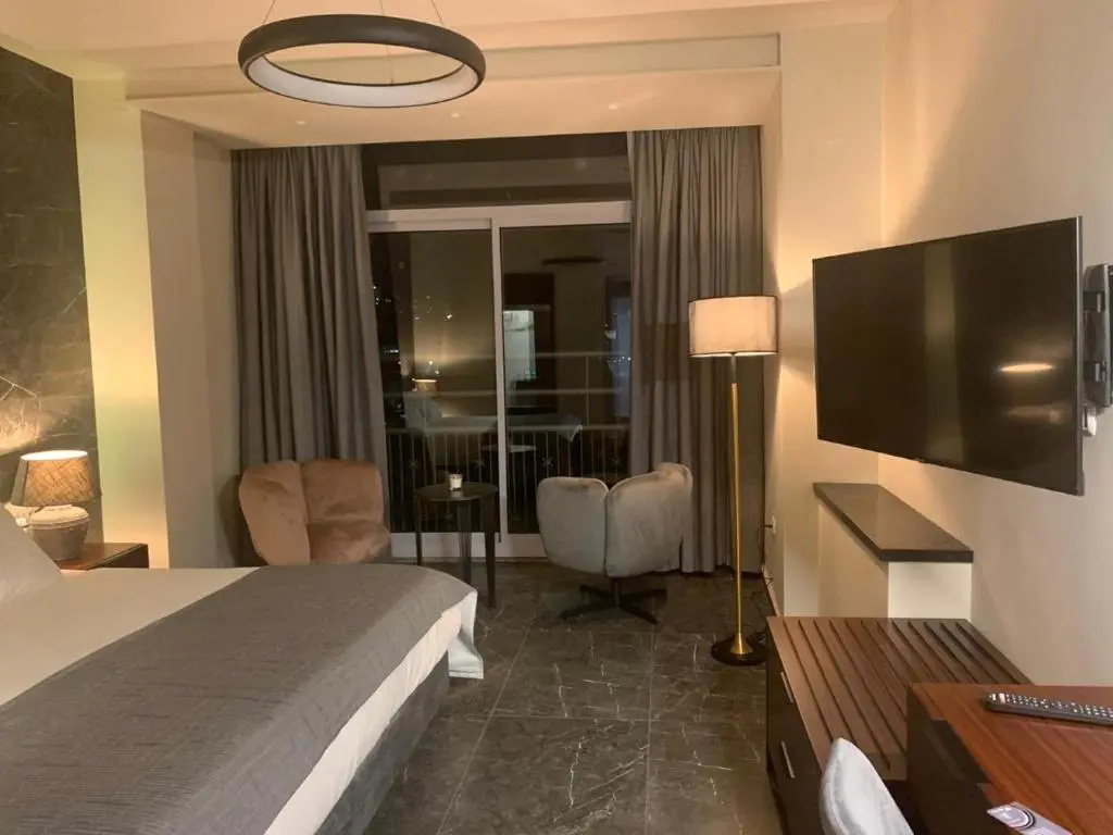 Deluxe Double room (full double bed)