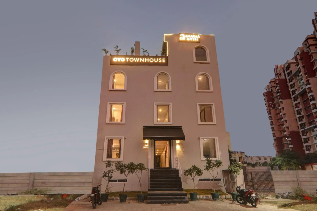 Super Townhouse Amaraa Hotel Near Phoenix Palassio