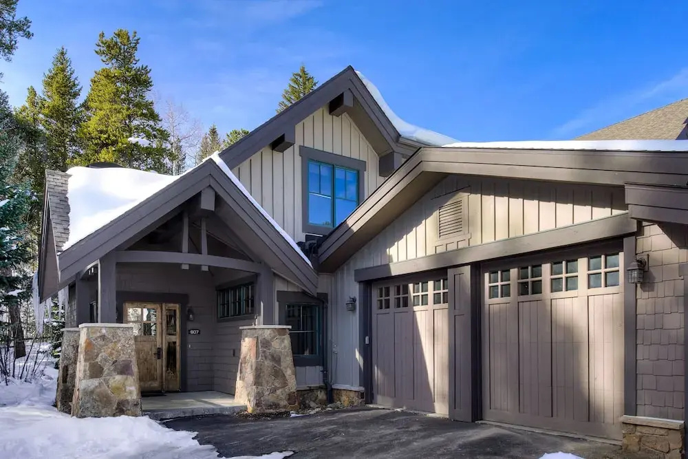 Spacious, Updated Townhome With Private Garage 3 Bedroom Condo