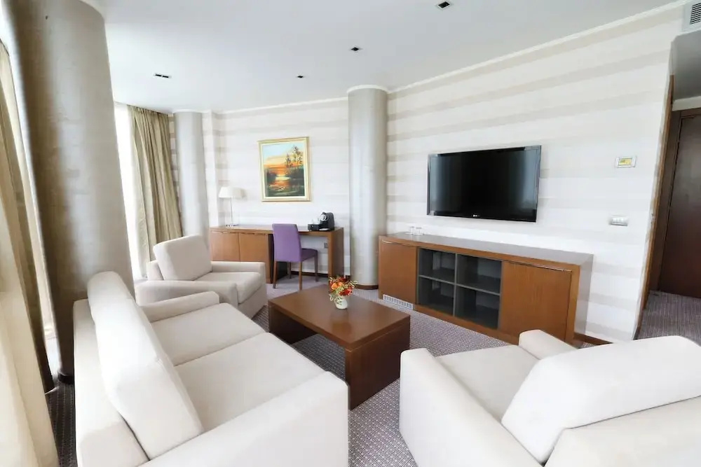 Deluxe Suite with mountain view
