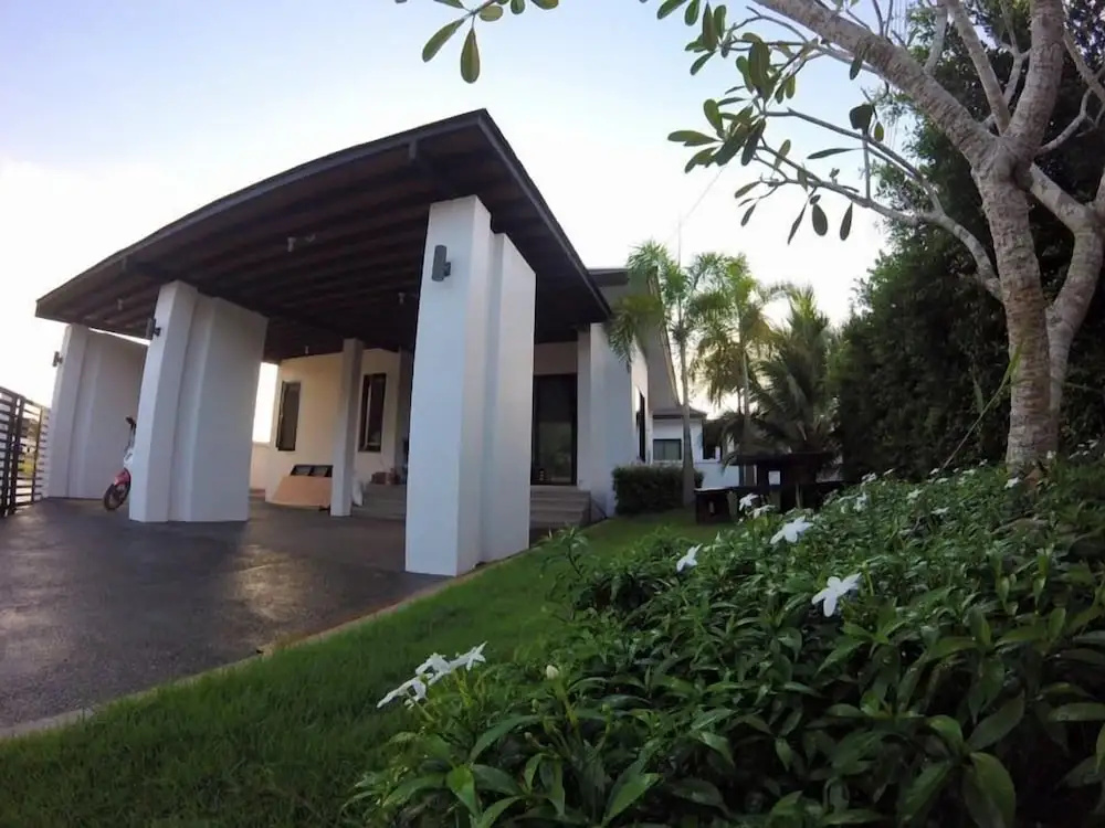 3 Bedrooms Villa with garden view