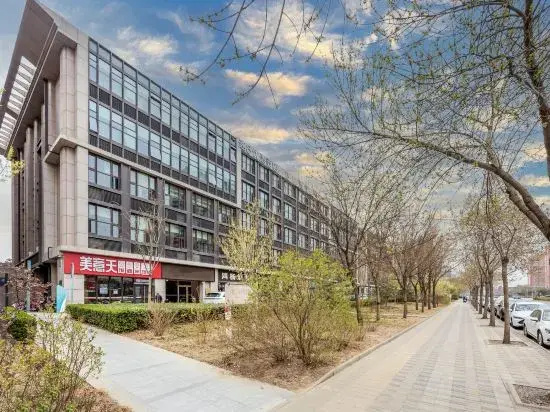 Super 8 Best Hotel (Beijing Daxing Longhu Tianjie Biomedical Base Subway Station)