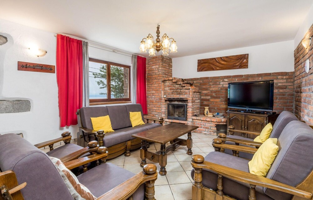 Beautiful Home in Icici With Wifi, 5 Bedrooms and Outdoor Swimming Pool