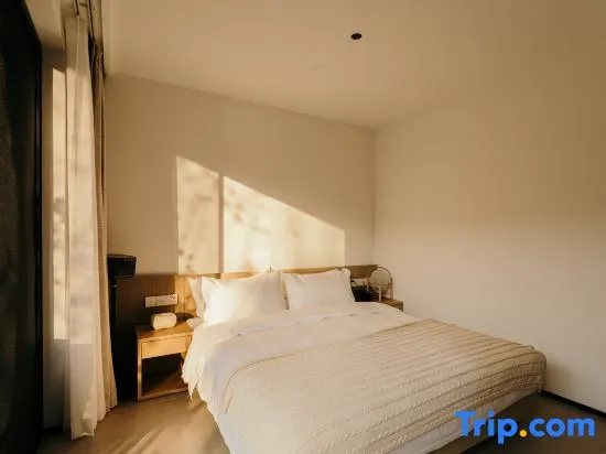 Standard Double room with balcony (full double bed)