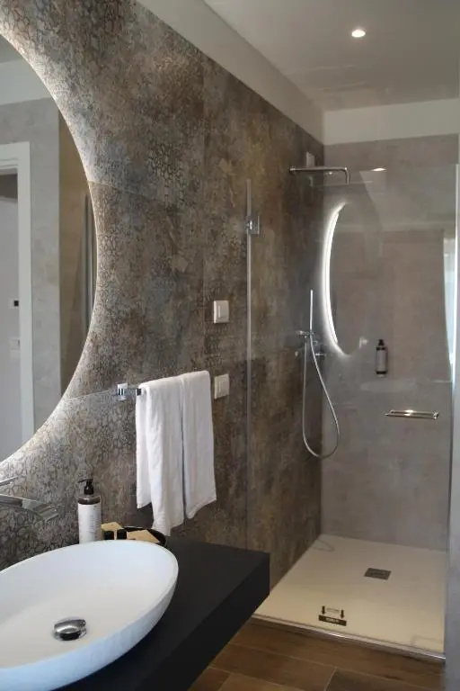 C House Rooms Lake