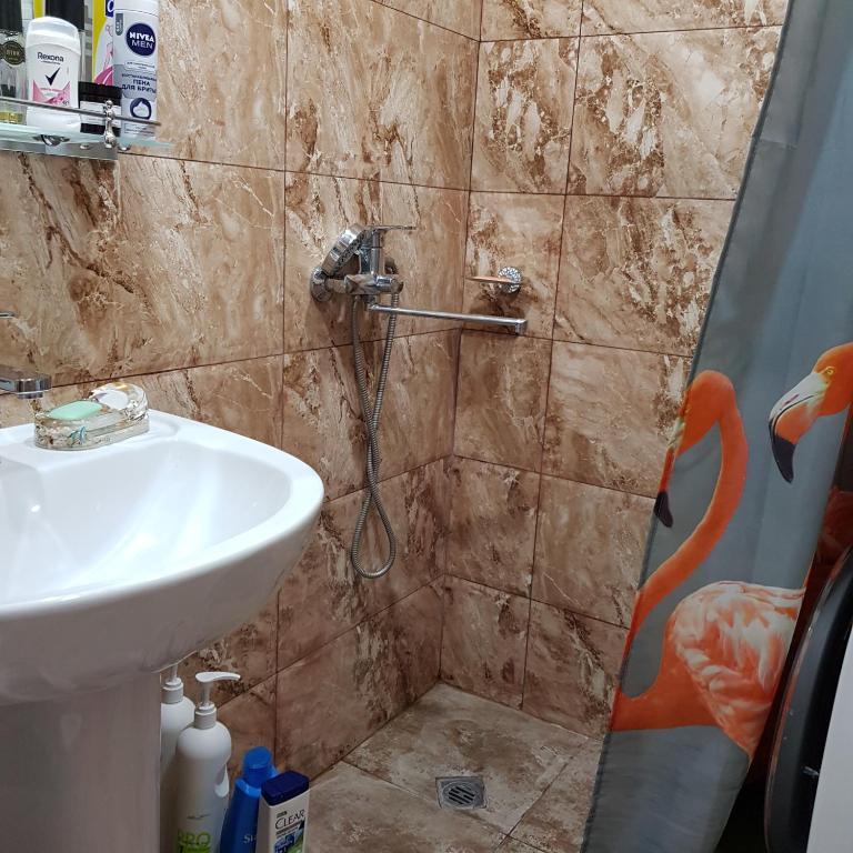 Апартаменты c 1 комнатой в Сдаётся в 2-х ком.кв. 1 комната на берегу моря на 2 человека. Проживание с хозяевами.