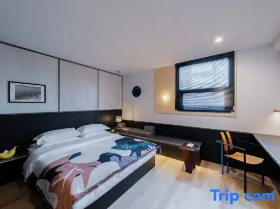 Standard Double room with street view (full double bed)