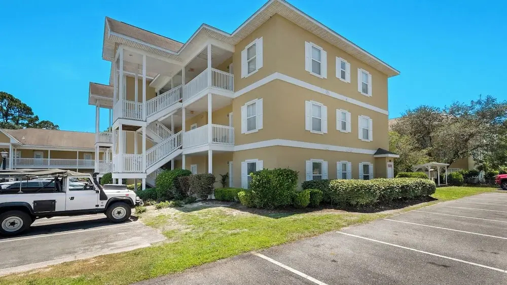 1st Floor, Walkable to Dining, Shopping, Beach - Sleeps 6