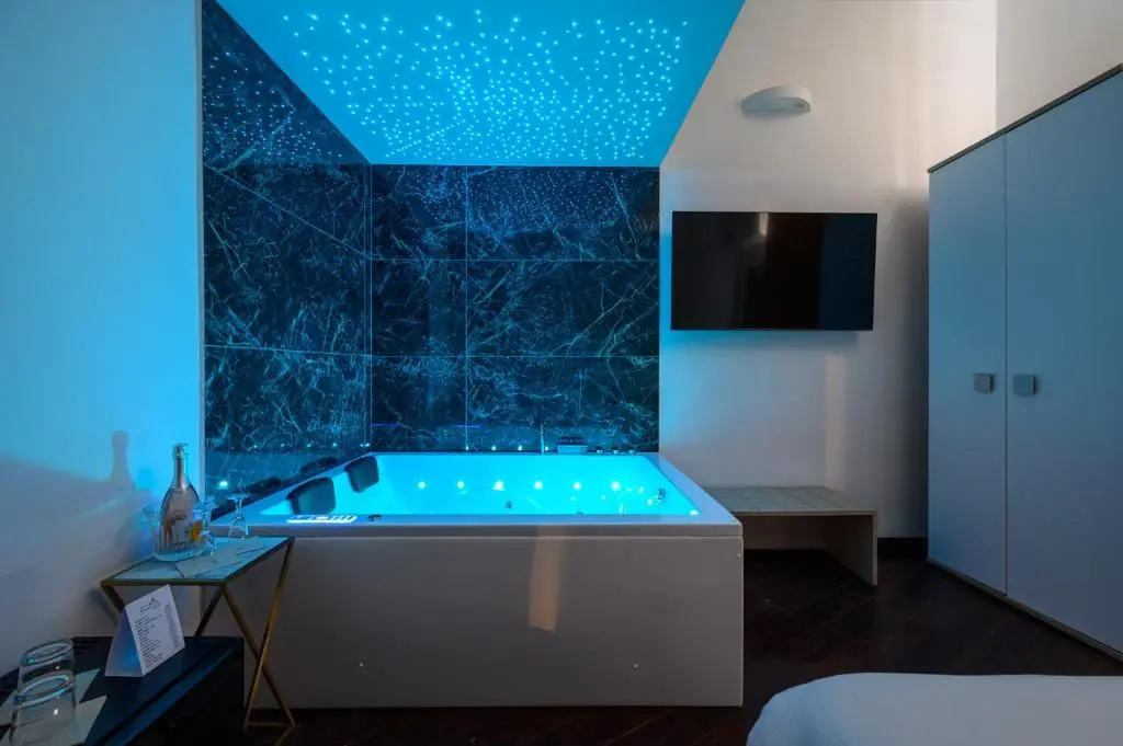 Deluxe Double room (full double bed)
