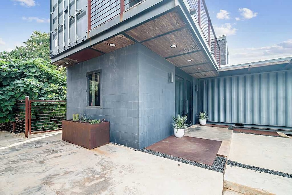 Luxury 4-bedroom Container Home, Hot-tub & Firepit