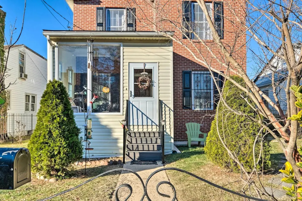 5 Mi to National Mall: Home in Washington DC
