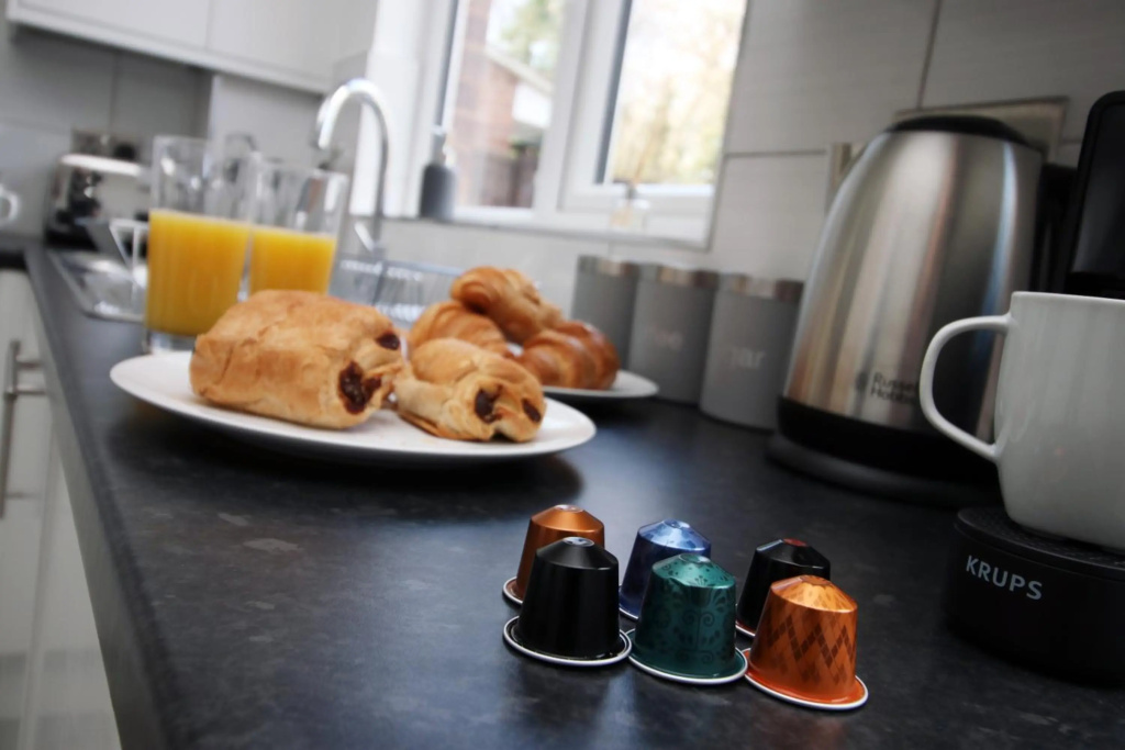 CHANDOS - A 4 bedroom house with garden by Prestigious Stays - Includes Wifi, Netflix & Amazon Alexa