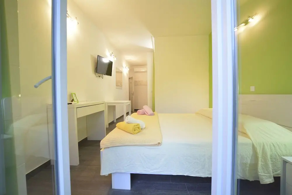 Double Studio with garden view (full double bed)