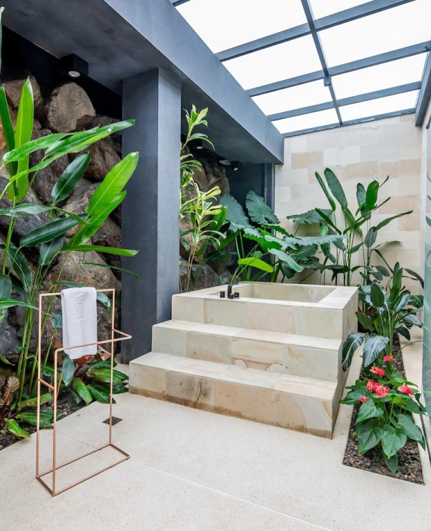 Luxury Quadruple room with balcony and with courtyard view