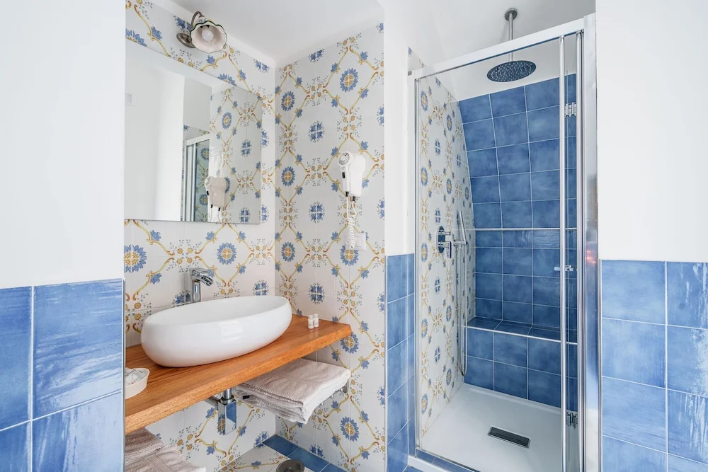 Superior Double room with courtyard view (full double bed)
