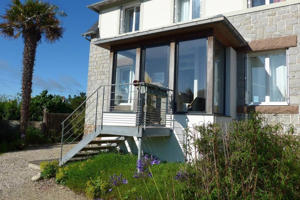 Belle Villa 4 Étoiles Avec Jardin, Wifi À 600m de la Plage À Tregastel - Ref 137