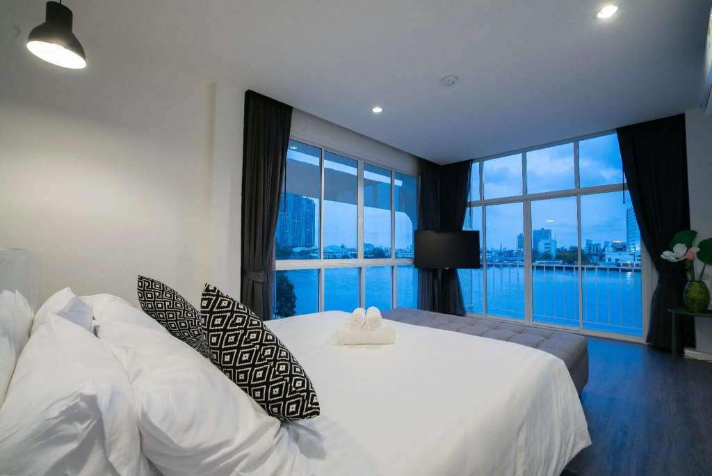 Executive Double room (full double bed)