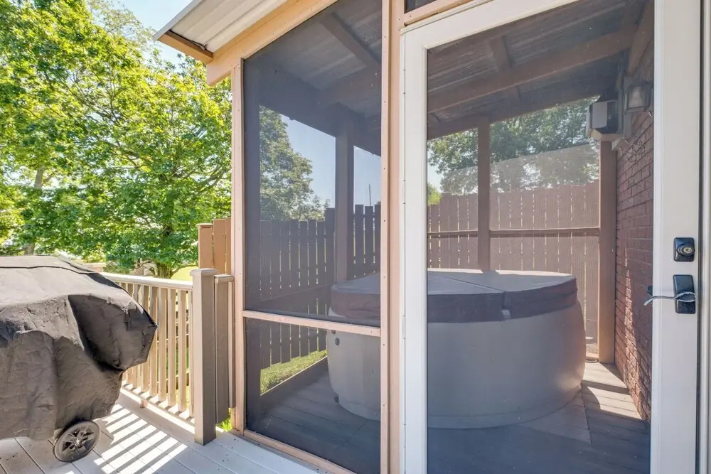 4 Mi to German Village: Studio w/ Hot Tub!