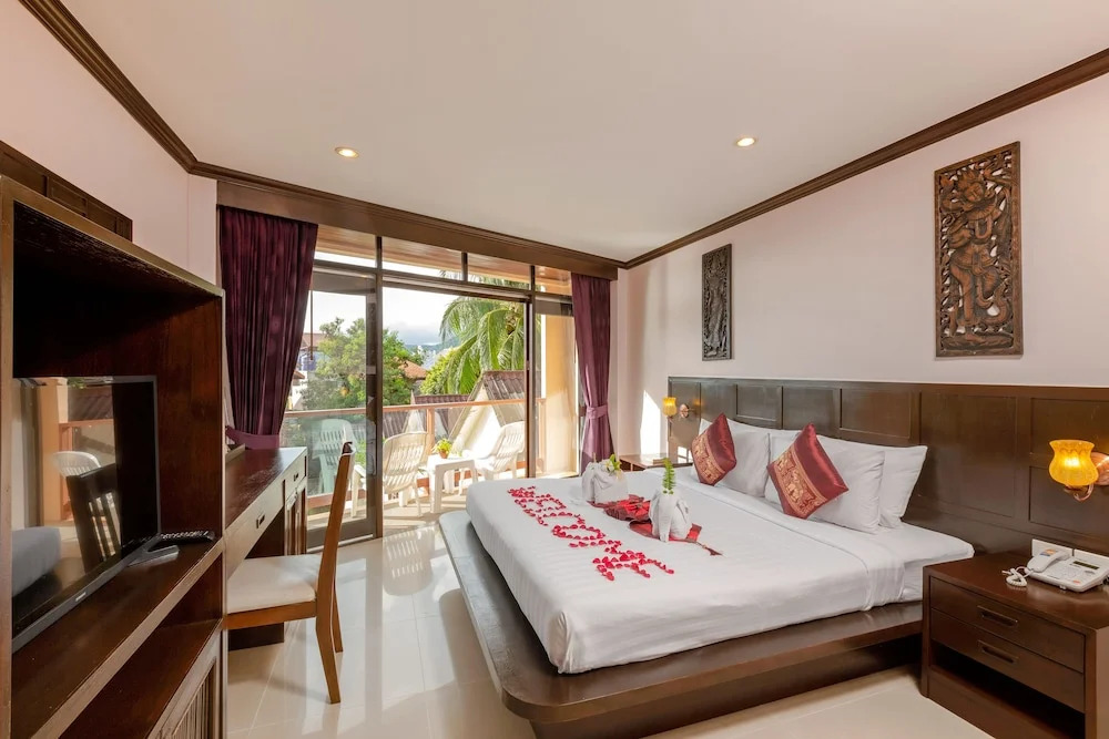 Двухместный номер Deluxe с балконом двуспальная кровать в Club Bamboo Boutique Patong Beach Resort