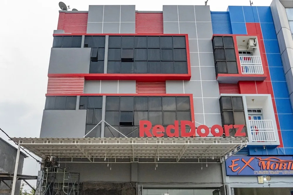RedDoorz Plus near Millenium ICT Centre Medan 2