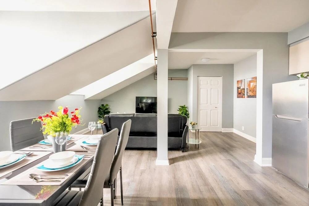 Charming 2BR Apartment In Downtown Hamilton