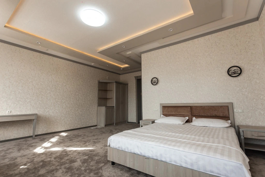 Double Suite (full double bed)